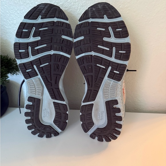 Brooks White and Coral Athletic Shoes adrenaline 21 - Picture 4 of 8